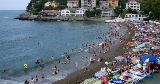 Zonguldak Kapuz plajında iki kadın bira içtikleri için gözaltına alındı!