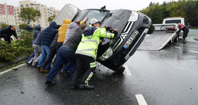 Zeytinburnu'nda kayganlaşan yolda trafik kazası