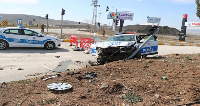 Polis aracı ile otomobil çarpıştı: 2 polis yaralı