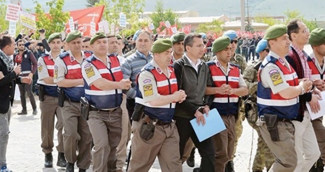 Anayasa profesörü İbrahim Kaboğlu anlattı: FETÖ davaları işte böyle sulandırılıyor