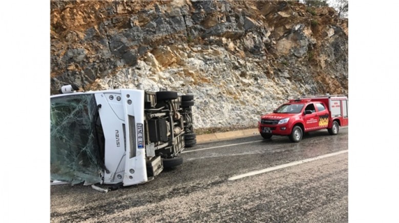 Çevik Kuvvet otobüsü devrildi: 9 polis yaralı