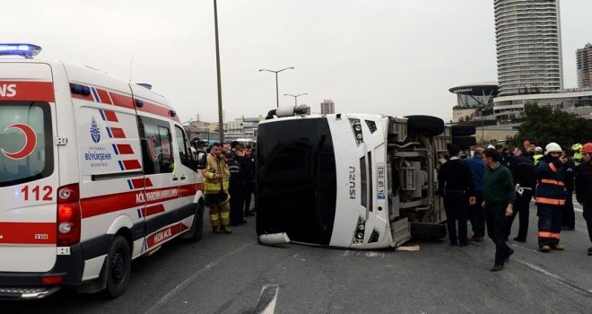 TEM'de polis otobüsü devrildi! Yaralılar var…