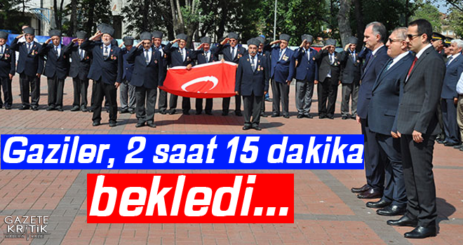 Tören saatinin değiştiğinden habersiz gaziler, 2 saat 15 dakika bekledi