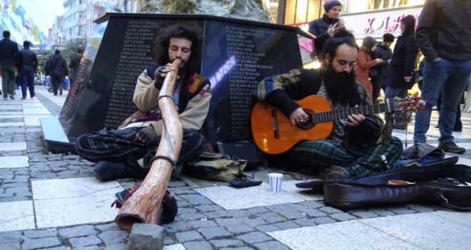 Didgeridoo'lu sokak müzisyenlerini görenler şaşırdı