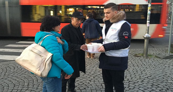 Evsiz ve yardıma muhtaçlara yönelik 'farkındalık' için çorba dağıttılar