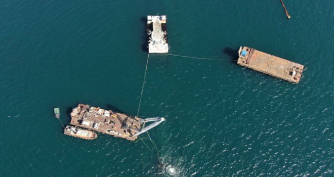 Yarı batık geminin sökümü için deniz üzerine vinç kuruldu