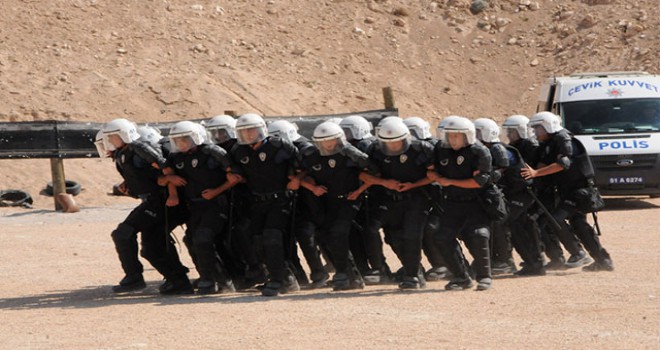 Polislerin tatbikatı gerçeği aratmadı