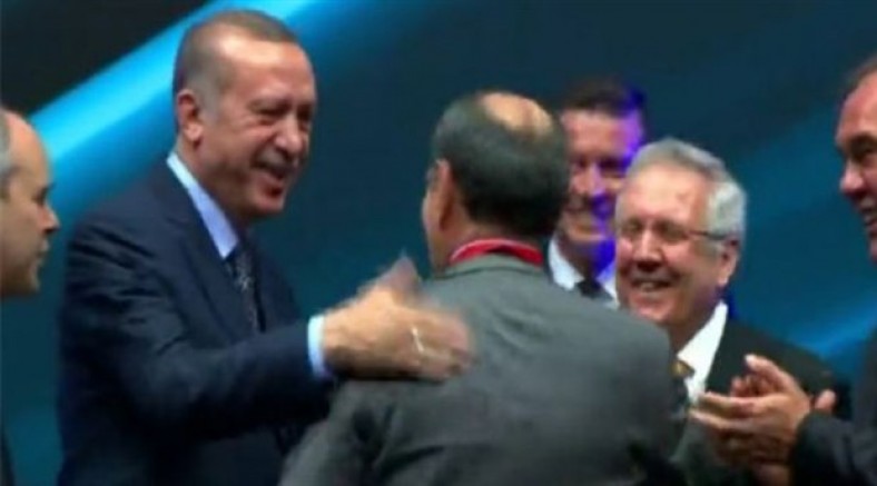 Erdoğan'ın futbol kulübü başkanlarıyla pozu gündem oldu