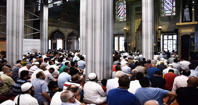 İBB'den cuma namazına gelen turistlere ücretsiz çeviri hizmeti