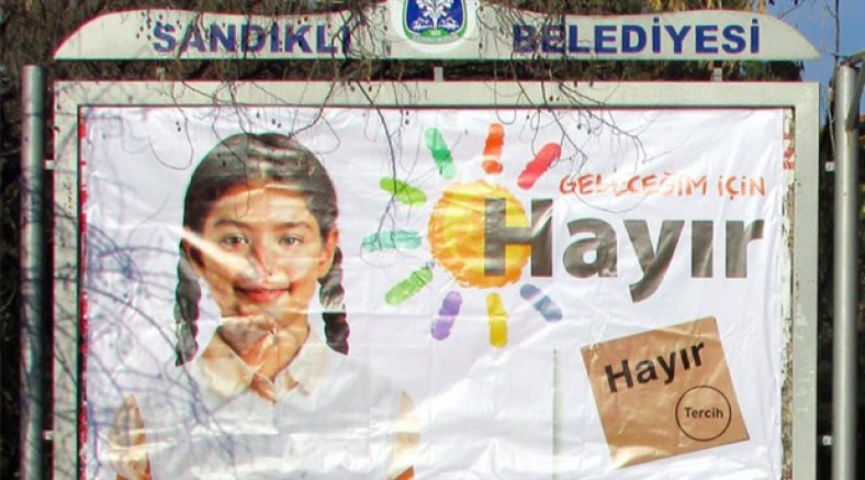  'Hayır' afişleri billboarddan indirildi