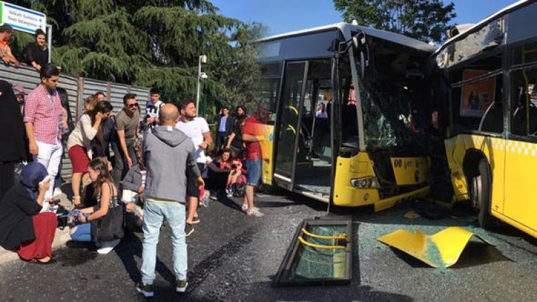 İki metrobüs kafa kafaya çarpıştı... Yaralılar var