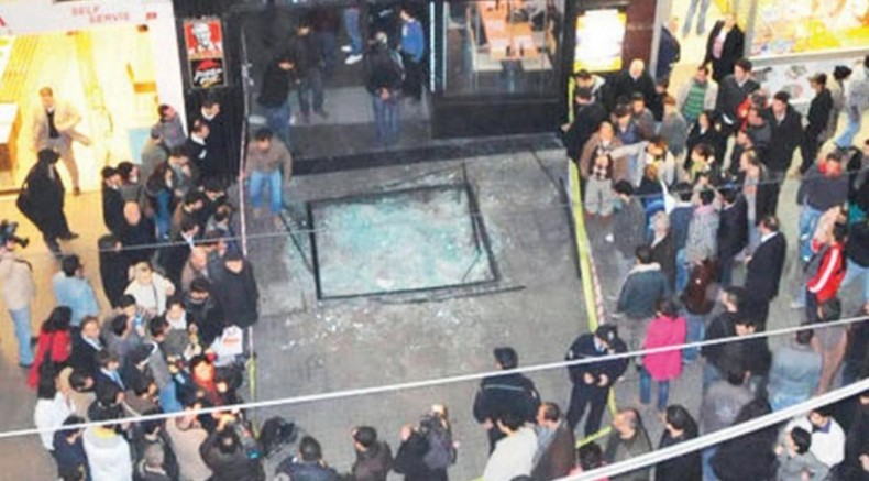 İstiklal Caddesi'nin ortasına 7'inci kattan yalıtım malzemesi düştü