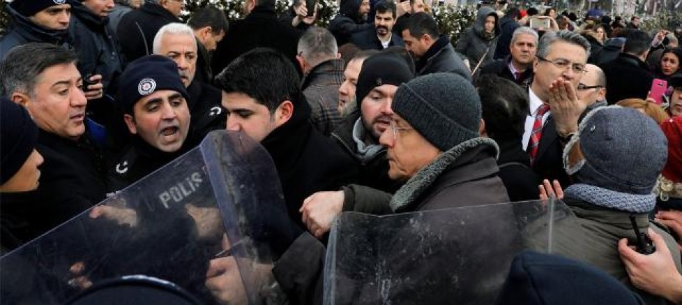 Meclisteki sert müdahalede CHP'li vekiller yaralandı