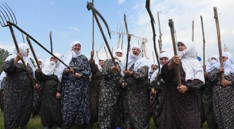 Meralarına müze yapılmasını istenmeyen teyzeler yolu kesti