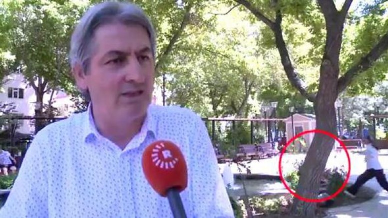 Röportaj sırasında parktaki gölete düşen çocuğu kameraman kurtardı