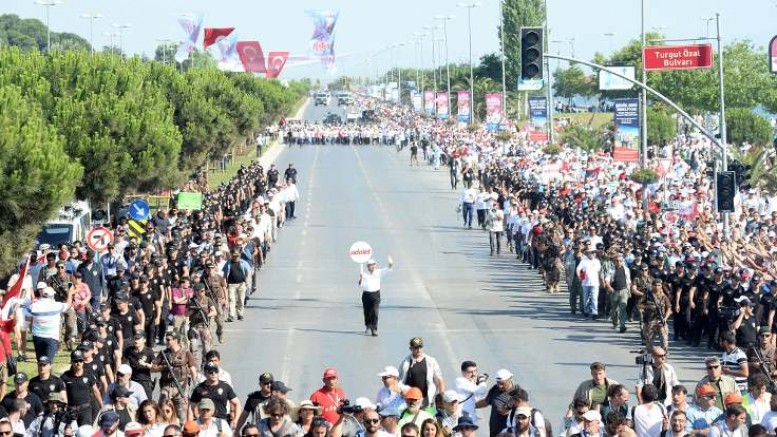 Yüzbinlerin katıldığı Adalet Mitingi'ne kadın ve genç damgası